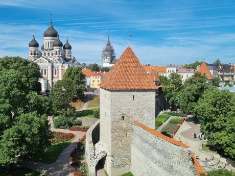 Zachovalé hradby Tallinnu ze 16. století s pravoslavnou katedrálou v pozadí