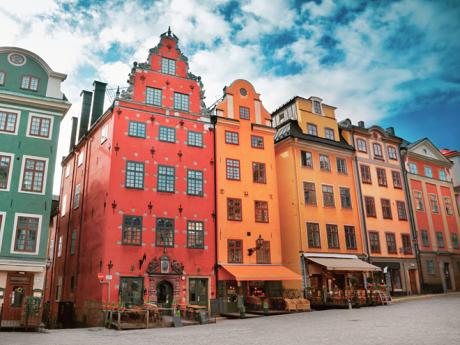 Stará část Stockholmu Gamla Stan je tvořena domky s barevnými fasádami