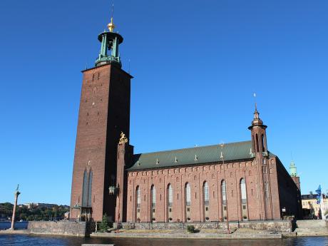 Stockholmská radnice je dominantou města a stojí přímo u vody