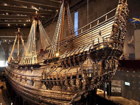 Perfektně zachovalá válečná loď Vasa ze 17. století ve Stockholmu
