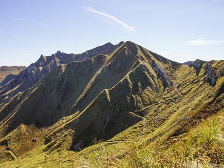 Úsek z cesty na Puy de Sancy vedoucí po hřebeni