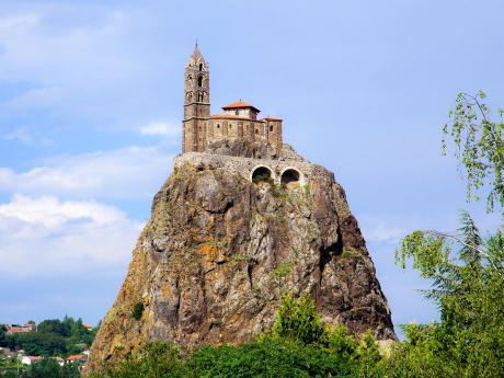 Kaple Saint-Michel d'Aiguilhe stojí na 82 m vysokém vulkanickém komínu