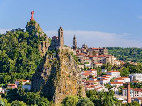 Město Le Puy-en-Velay je postaveno kolem několika vyhaslých sopouchů