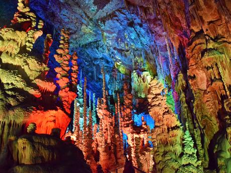 Jako z jiného světa působí barevně osvětlená jeskyně Aven-Armand