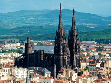 Tmavé věže katedrály tvoří dominantu Clermont-Ferrand