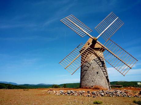 Větrný mlýn Rédounel nad vesničkou La Couvertoirade