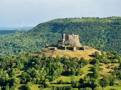 Středověký hrad Murol ležící na vysokém čedičovém kopci