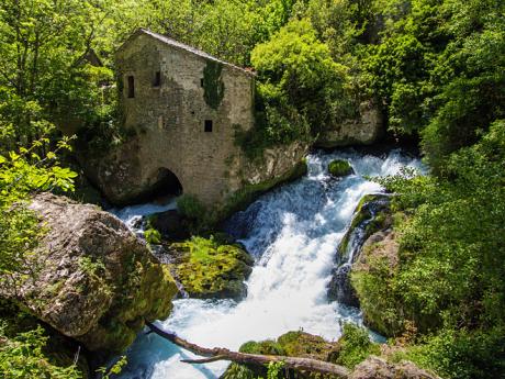 Bývalý mlýn Moulin de la Foux leží na krásných vodopádech řeky Vis