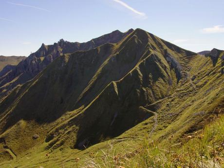 Úsek z cesty na Puy de Sancy vedoucí po hřebeni