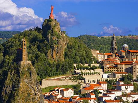 Město Le Puy-en-Velay je postaveno kolem několika vyhaslých sopouchů