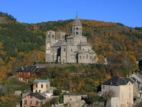 Románský kostel v Saint-Nectaire vyniká svou pravidelností a střídmostí
