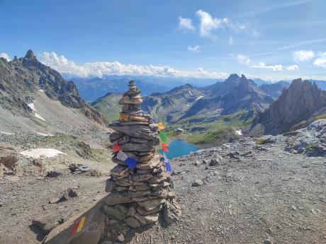 Pohled na ledovcové jezero ze sedla Col du Grand Fond