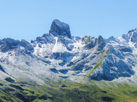 Fotogenický vrcholek Pierra Menta je k vidění na túře v okolí Lac de Roselend