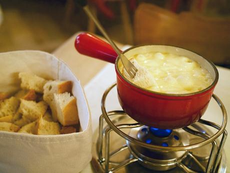 Sýrové fondue - typická savojská lahůdka