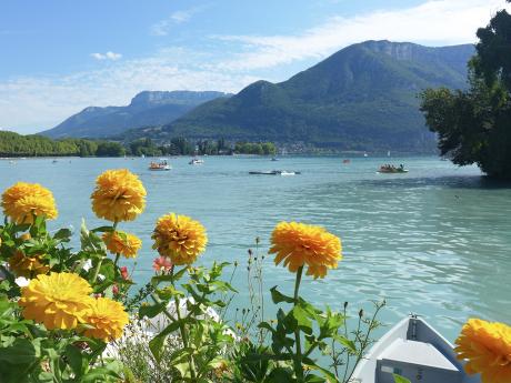 Jezero Lac d’Annecy obklopené horami