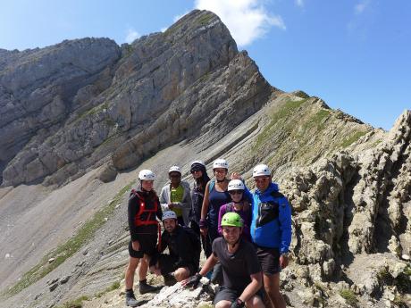 Skupinka ferratistů v sedle Col du Rasoir s vrcholem Pic de Jalouvre za zády