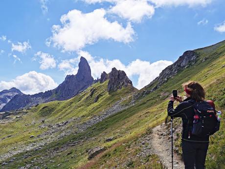 Fotogenický skalní zub při pohledu zpět na sedlo Col de Bresson