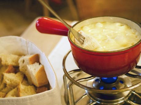 Sýrové fondue – typická savojská lahůdka