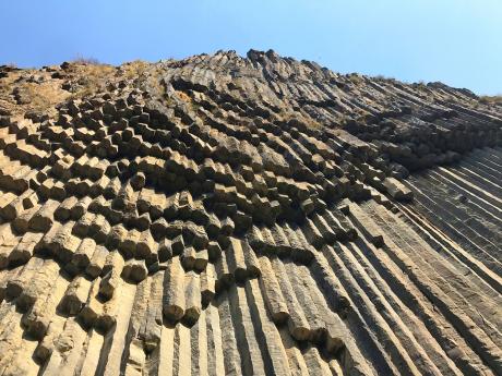 Čedičové skalní útvary v přírodní rezervaci Chosrov