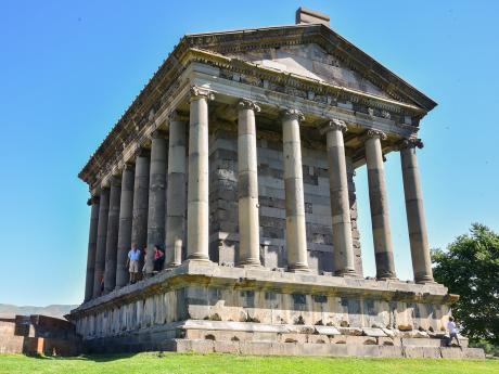 Antický chrám Garni zdobený jónskými sloupy v Arménii