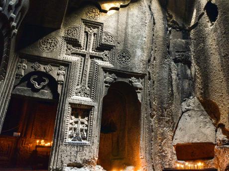 Architektonicky unikátní klášter Geghard v Arménii