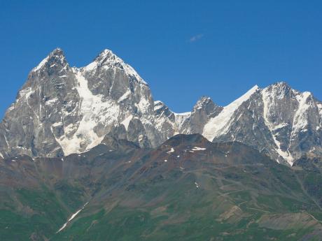 Pohled na impozantní horu Ušbu, které se přezdívá Matterhorn Kavkazu