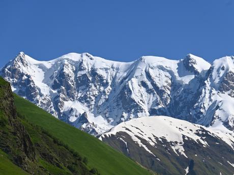 Z výšlapu směrem k nejvyšší gruzínské hoře Šchara (5 068 m)