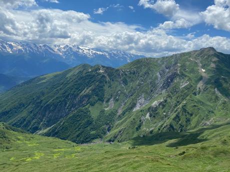 Výhledy během túry v podhůří Velkého Kavkazu