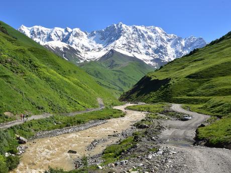 Cesta do vesnice Ušguli s krásnými výhledy na pohoří Kavkaz 