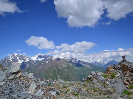 Pohled na zasněžené vrcholky gruzínské části Velkého Kavkazu 