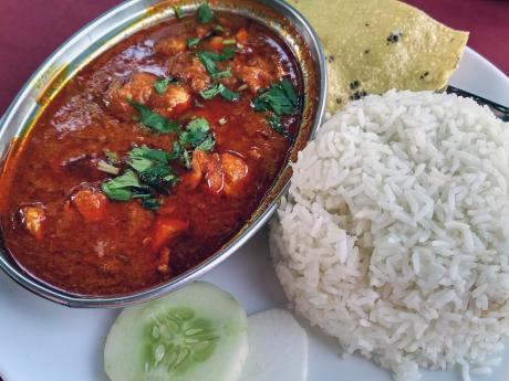 Základem indické kuchyně je rýže a pikantní omáčka 