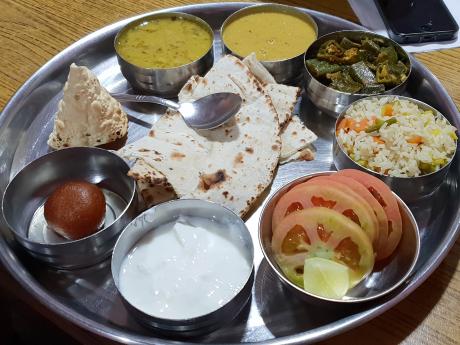 Indické jídlo se tradičně podává v mnoha malých mističkách najednou