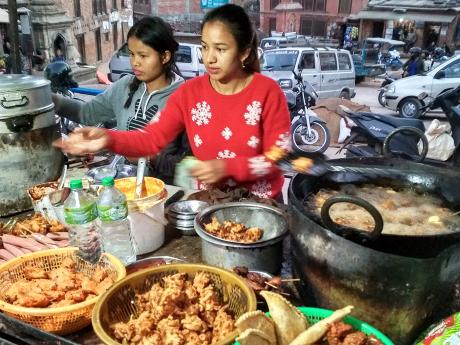 Pouliční stánky nabízí nejrůznější smažené indické dobrůtky