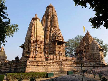 Krásně zachovalé středověké hinduistické chrámy Khadžuráho