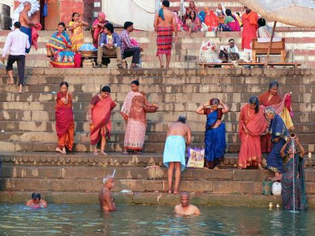 Rituální koupel na břehu posvátné řeky Gangy ve Váránasí