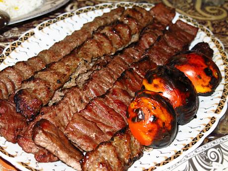 Oblíbeným jídlem v Íránu je jehněčí nebo hovězí kebab