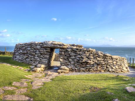 Pevnost Dunbeg Fort ukrytá na útesech nedaleko mysu Slea Head