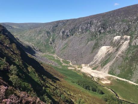 Údolí Glendalough v národním parku Wicklow Mountains