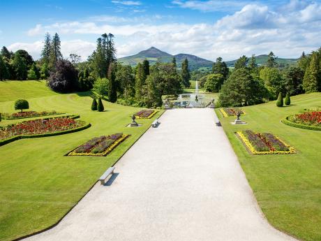 Výhled na zahrady Powerscourt od panství