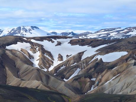 Zasněžené vrcholky Landmannalaugaru působí až pohádkově