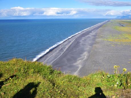 Dlouhá pláž se sopečným pískem u poloostrova Dyrhólaey na jihu Islandu
