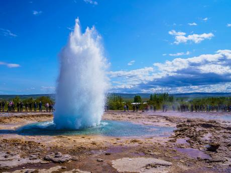 Vodní kopule gejzíru Strokkur měnící se během sekundy v tryskající vodní proud