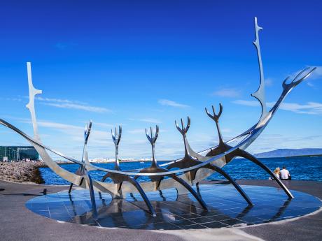 Plastika zvaná Sluneční poutník stojí na pobřeží v Reykjavíku
