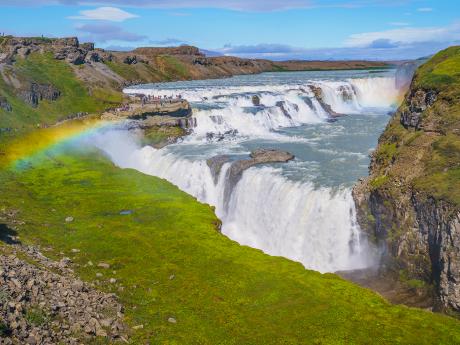 Duha nad vodopádem Gullfoss je častým jevem, který se ale neokouká...