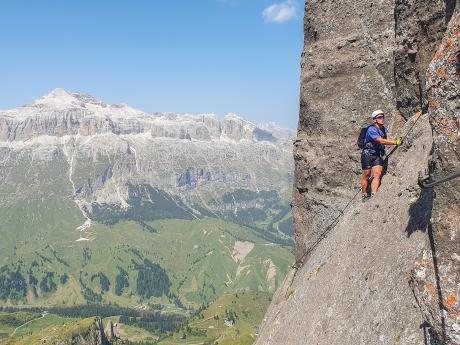 Ferrata delle Trincee vás za námahu odmění výhledy na Marmoladu