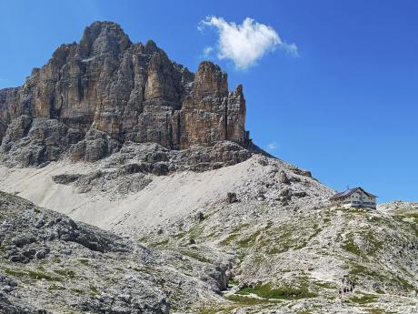Nad horskou chatou Rifugio al Pisciadu ční vrchol Sas da Lech (2 936 m)