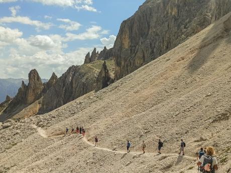 Turistická skupina na panoramatické cestě kolem vrcholu Rotwand