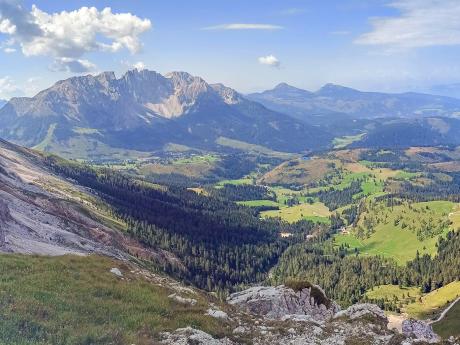 Pohled na horský masiv Latemar a údolí Val di Crepa