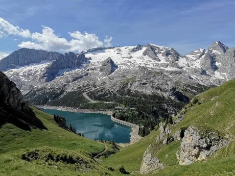 Přehrada Lago Fedaia a za ní Marmolada, nejvyšší hora Dolomit