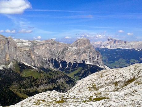 Výhled z výstupu k chatě Rifugio F. Cavazza al Pisciadu